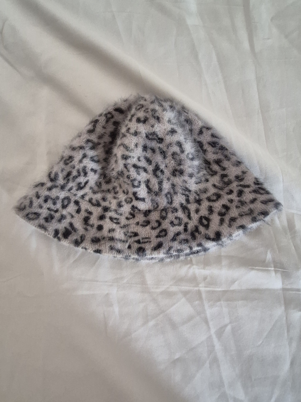 Fuzzy Leopard Print Bucket Hat in Light Gray